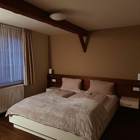 Gasthaus Lindenhof Hotel Much Bagian luar foto