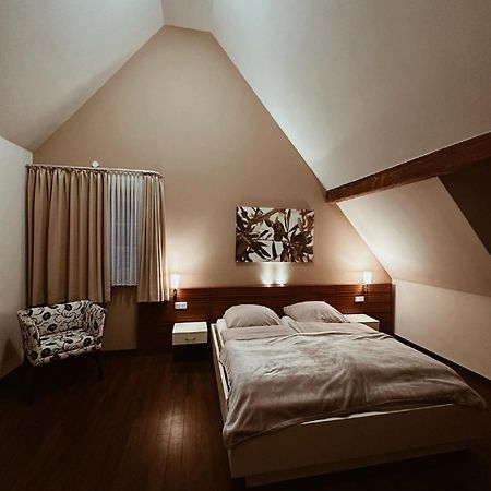 Gasthaus Lindenhof Hotel Much Bagian luar foto