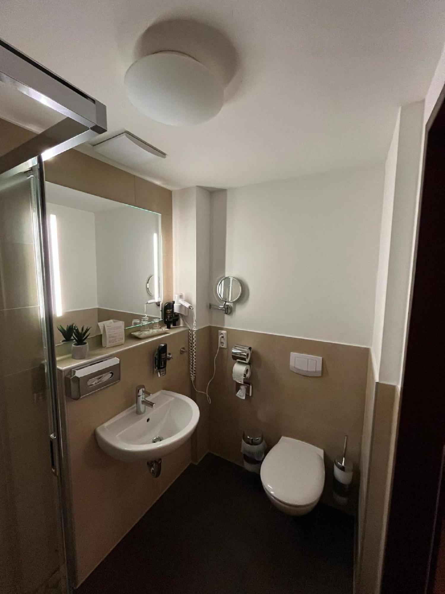 Gasthaus Lindenhof Hotel Much Bagian luar foto