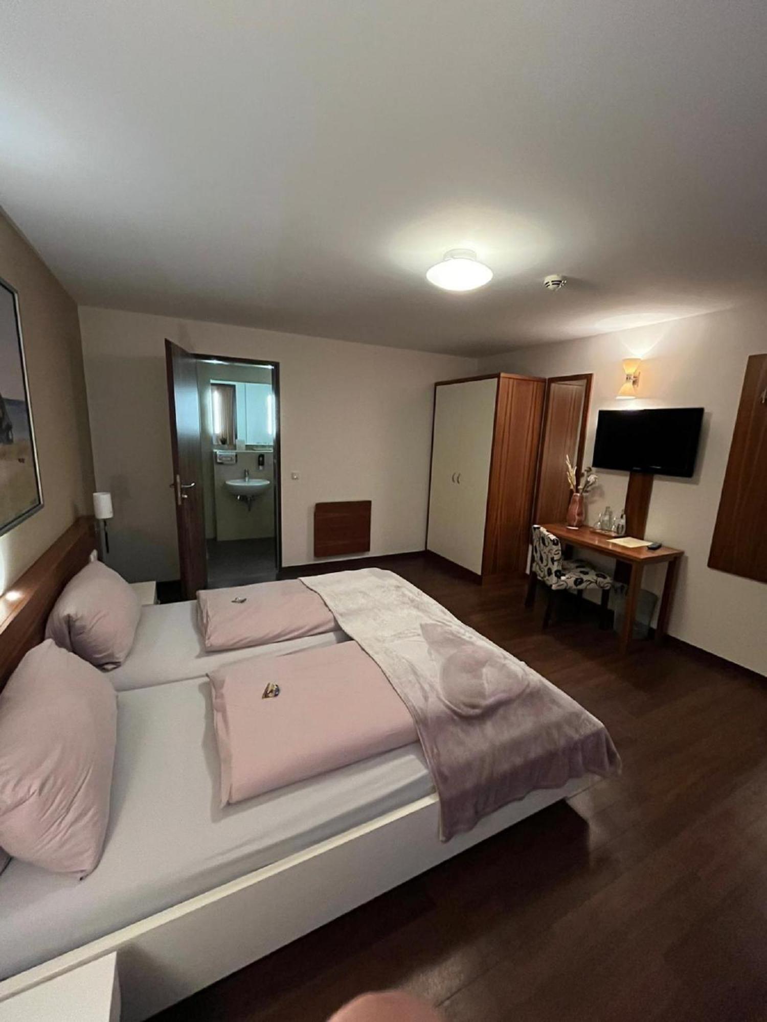Gasthaus Lindenhof Hotel Much Bagian luar foto
