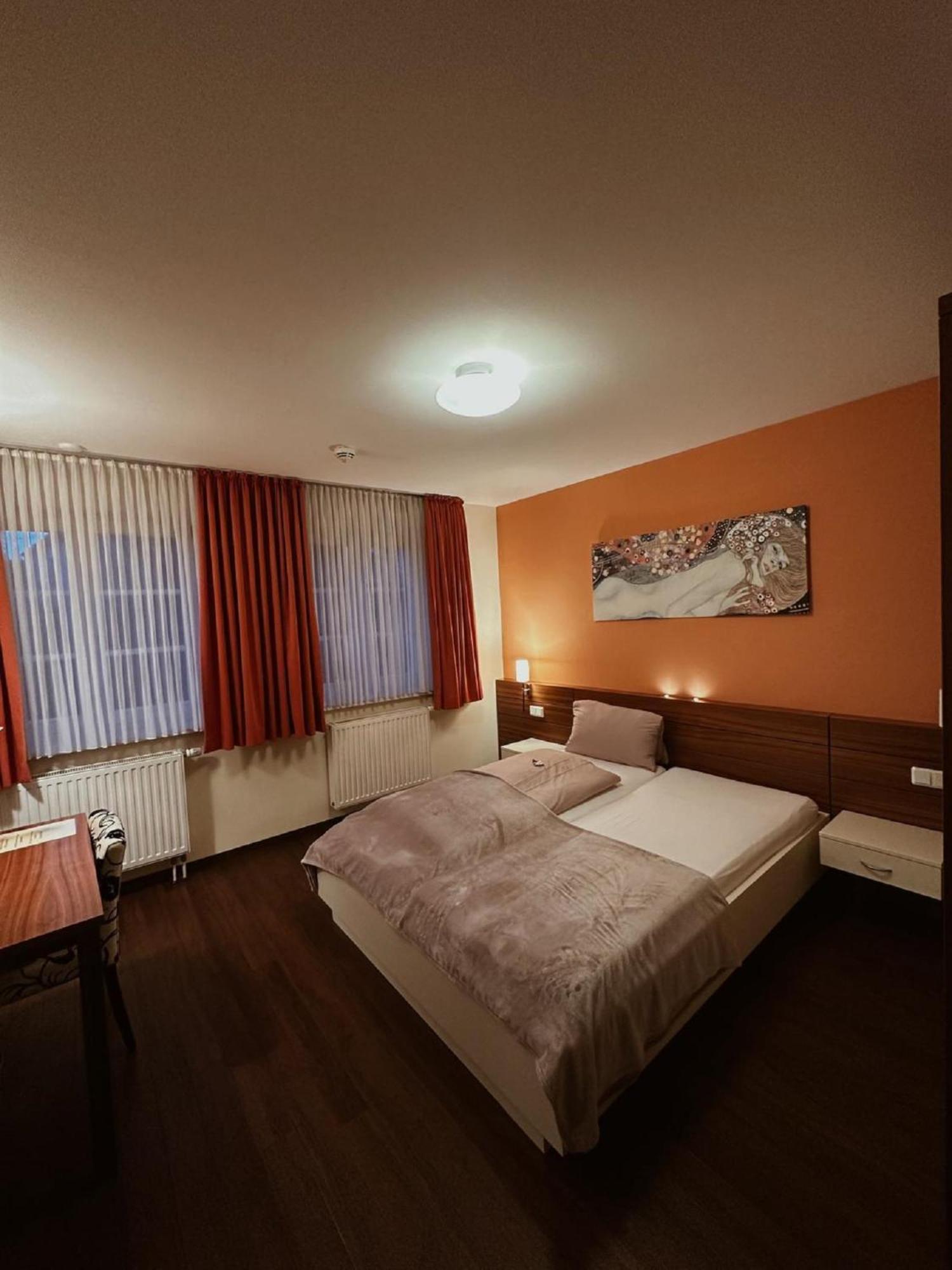 Gasthaus Lindenhof Hotel Much Bagian luar foto