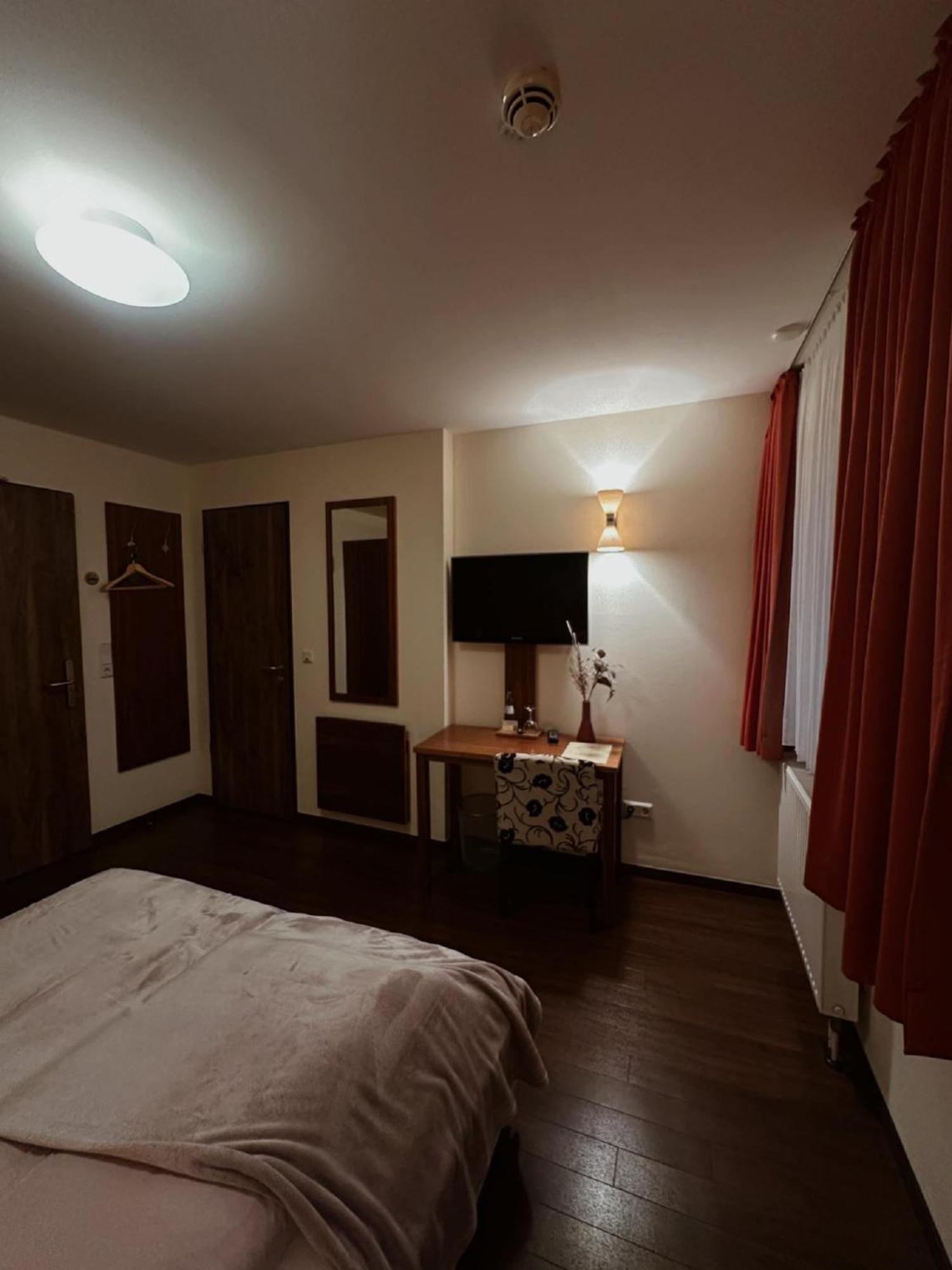 Gasthaus Lindenhof Hotel Much Bagian luar foto