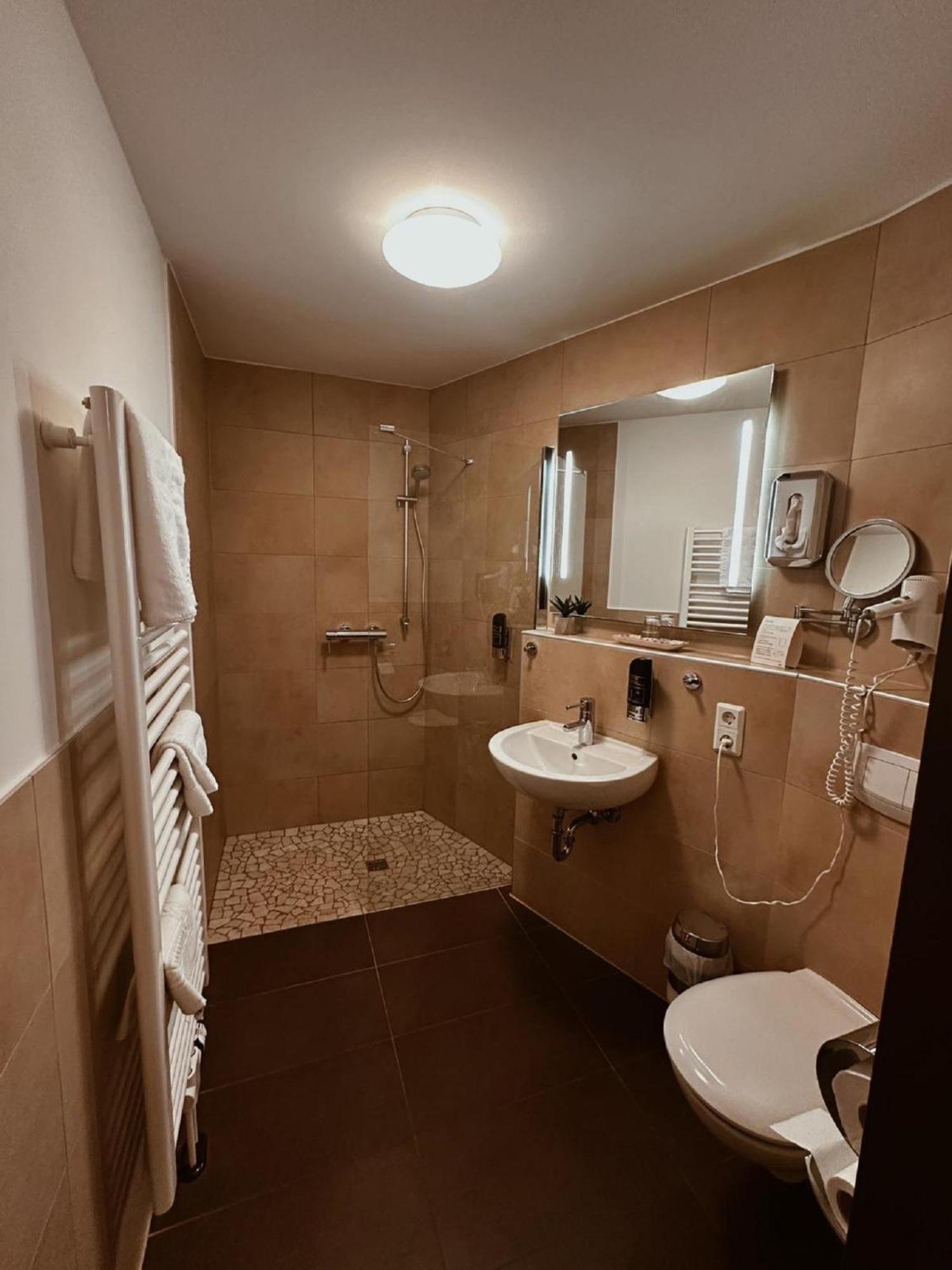 Gasthaus Lindenhof Hotel Much Bagian luar foto