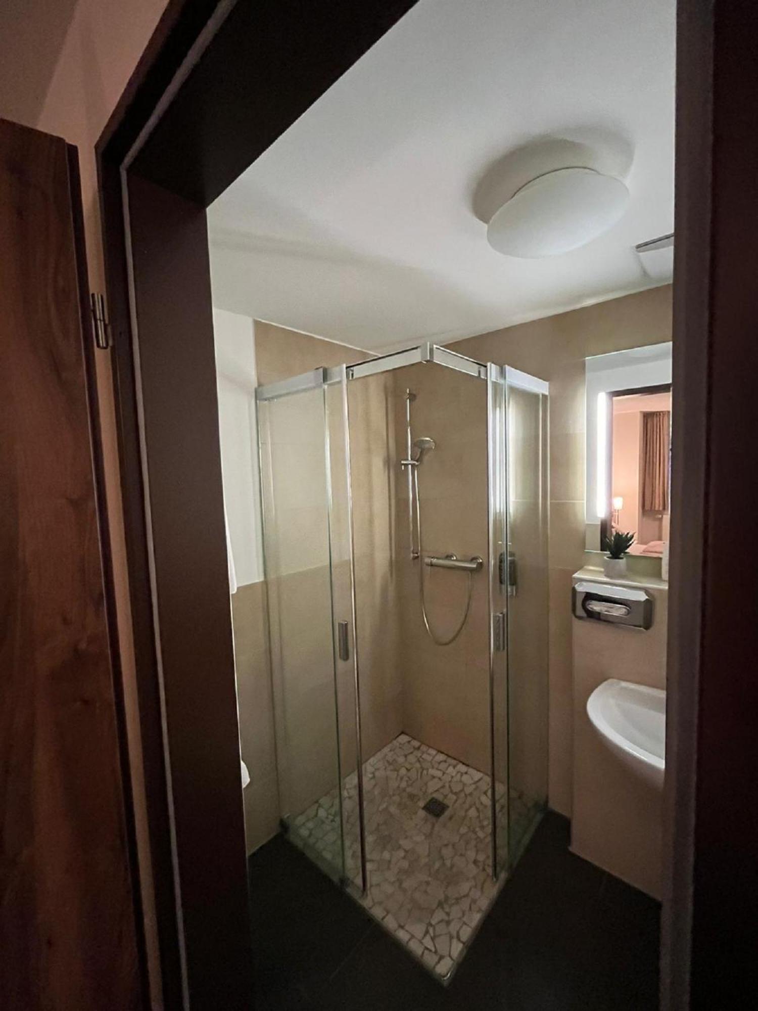 Gasthaus Lindenhof Hotel Much Bagian luar foto
