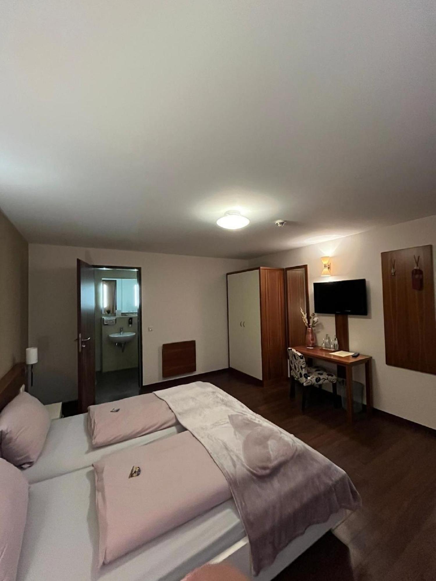 Gasthaus Lindenhof Hotel Much Bagian luar foto