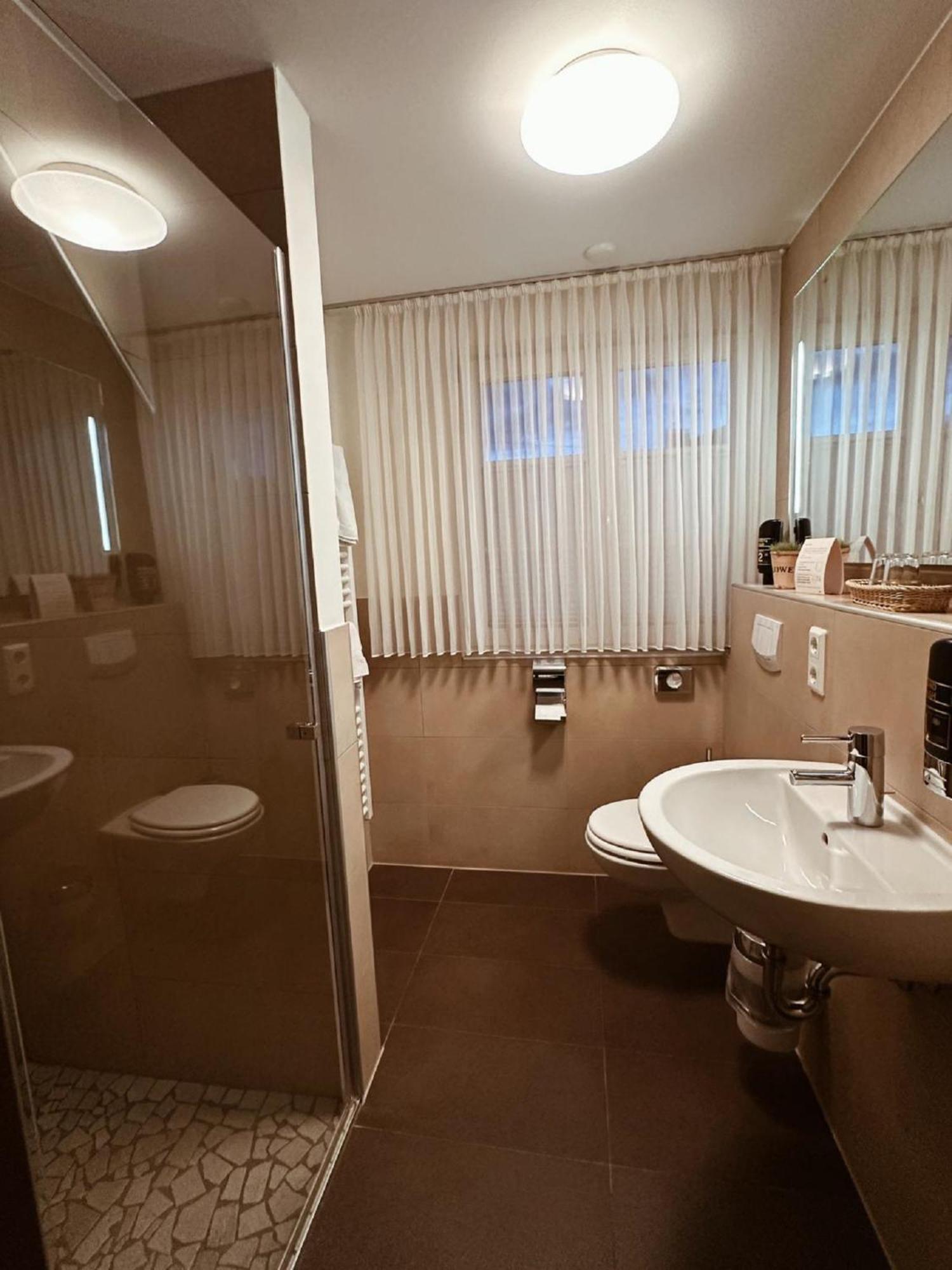 Gasthaus Lindenhof Hotel Much Bagian luar foto