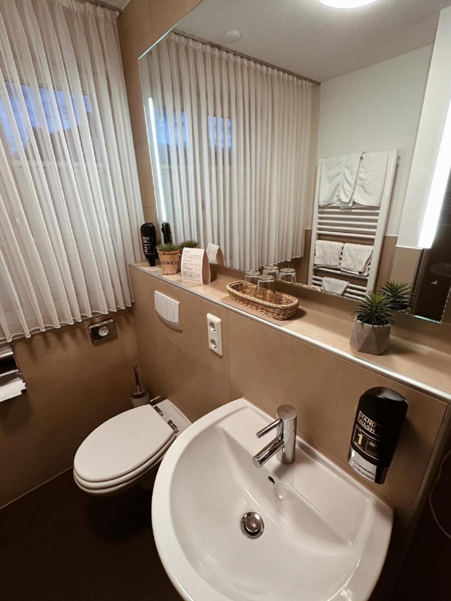 Gasthaus Lindenhof Hotel Much Bagian luar foto