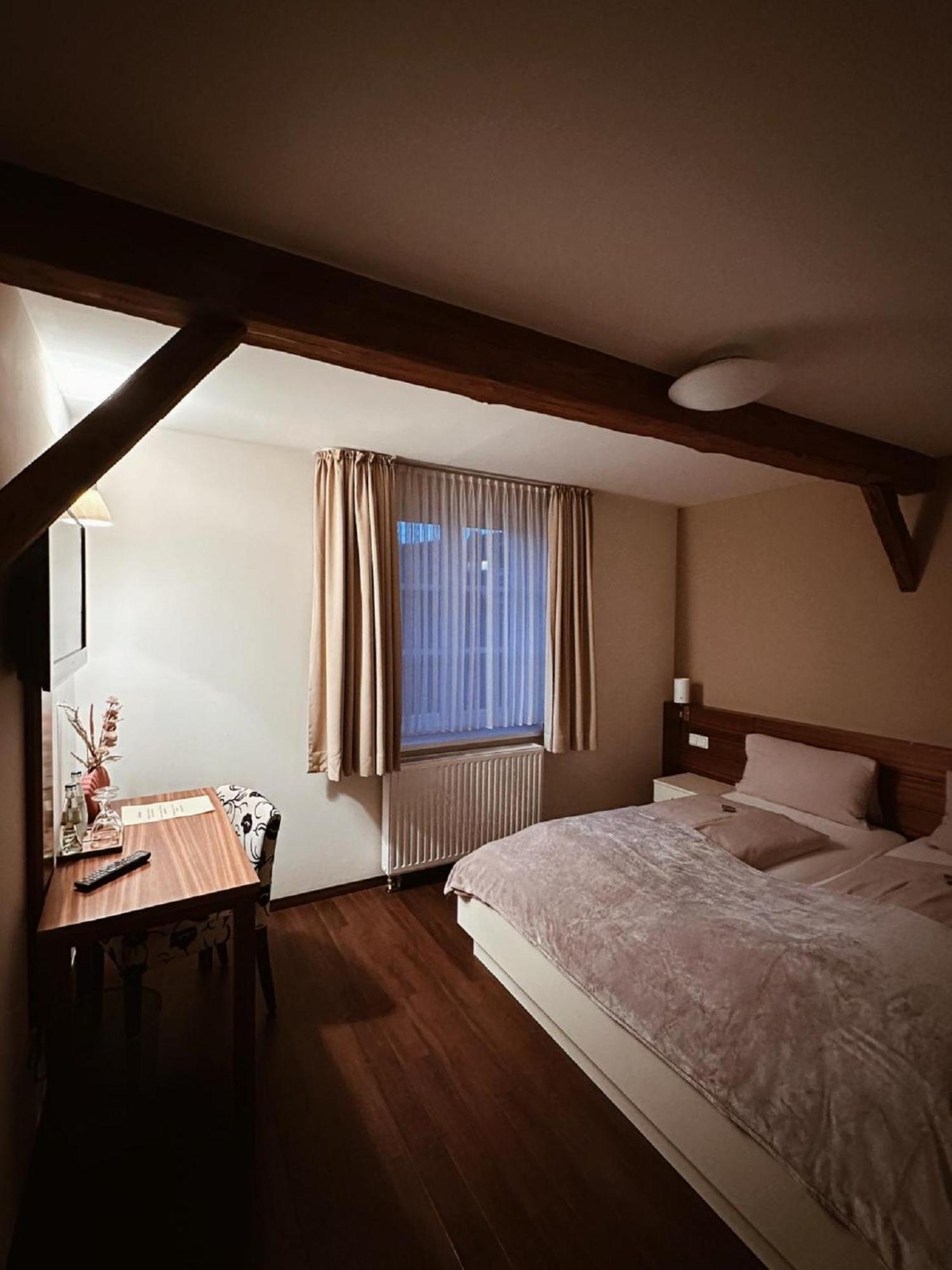 Gasthaus Lindenhof Hotel Much Bagian luar foto