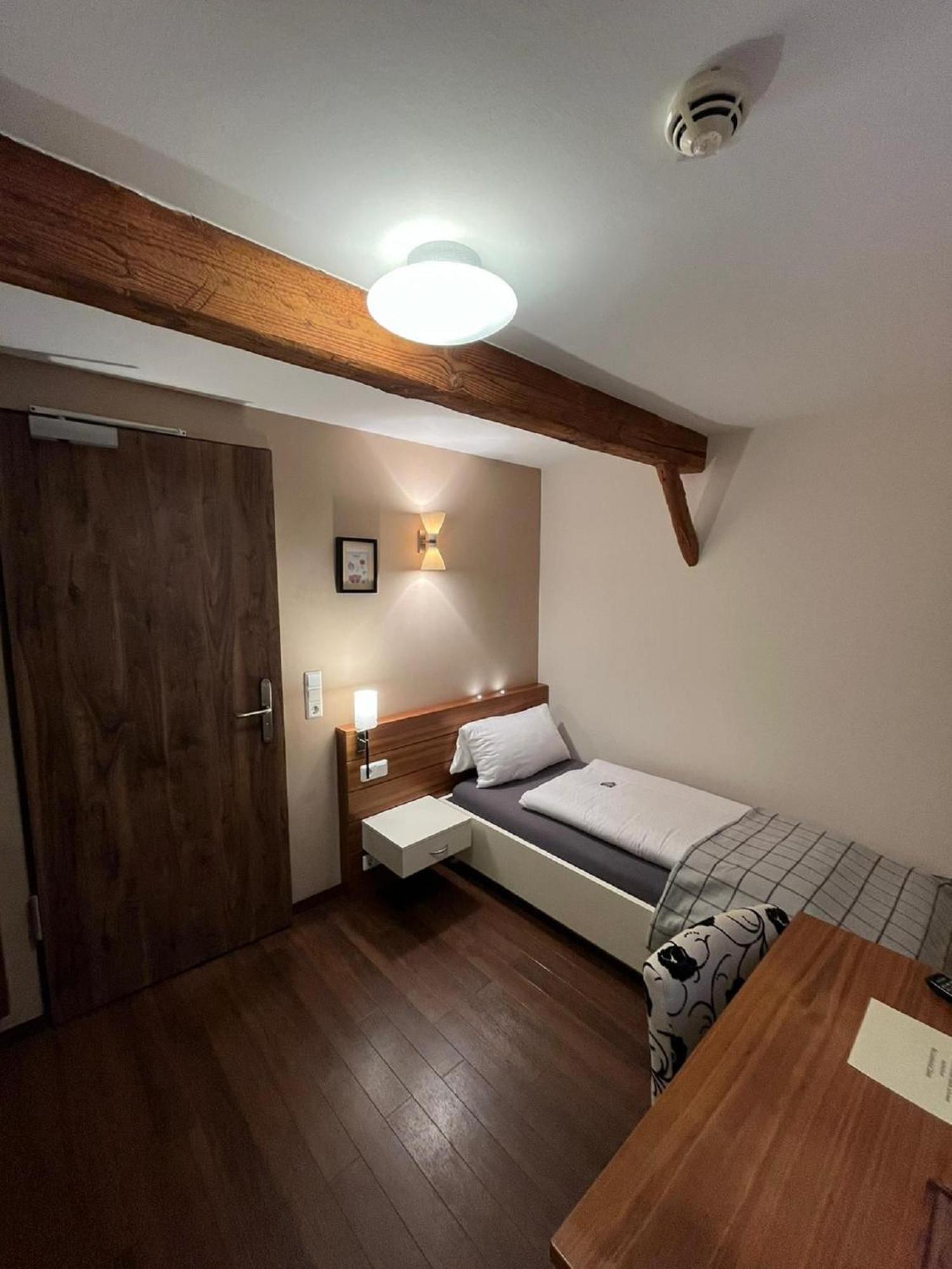 Gasthaus Lindenhof Hotel Much Bagian luar foto